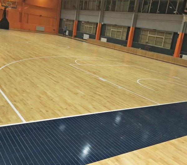 安装篮球场木地板的细节